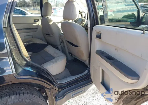 2008 Ford Escape Xlt z USA, uszkodzony, nr VIN 1FMCU93148KB08708